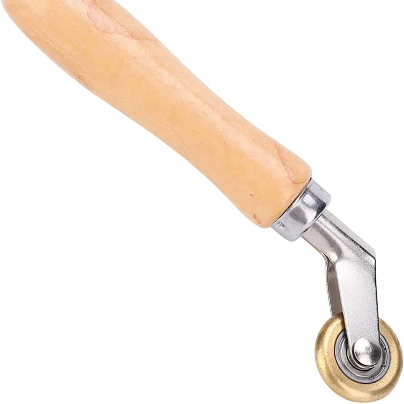 Andrückwalze mit Holzgriff und Metallrolle zum Anbringen von Tapeten, Folien und Membranen.
