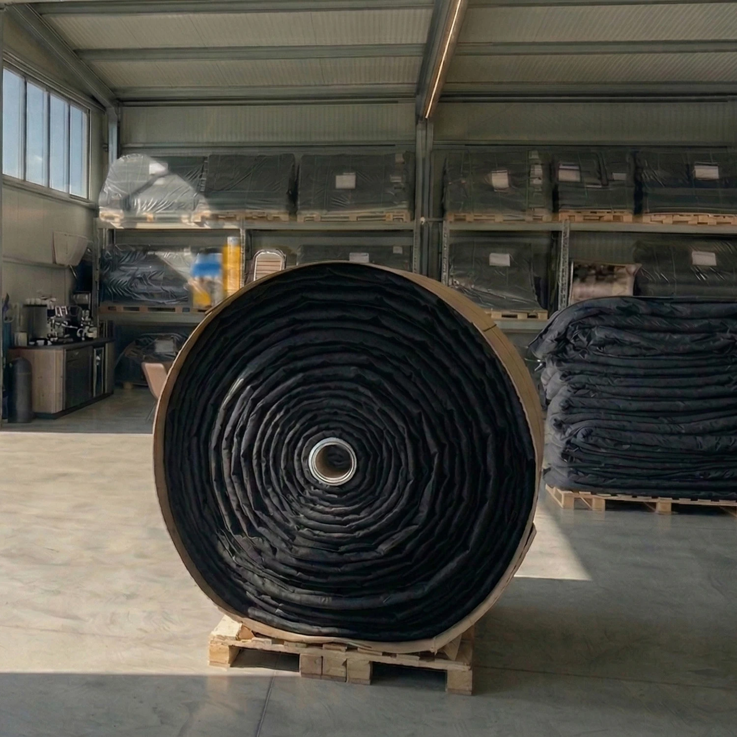 EPDM RubberBear Teichfolienrolle. Premium-Abdichtung, 100% fischsicher, extreme UV-Beständigkeit.