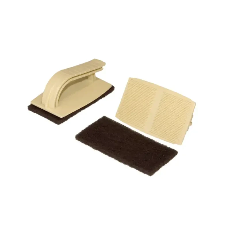 Reinigungsset mit Handhalter und Scheuerpads zur Entfernung von hartnäckigem Schmutz auf verschiedenen Oberflächen.