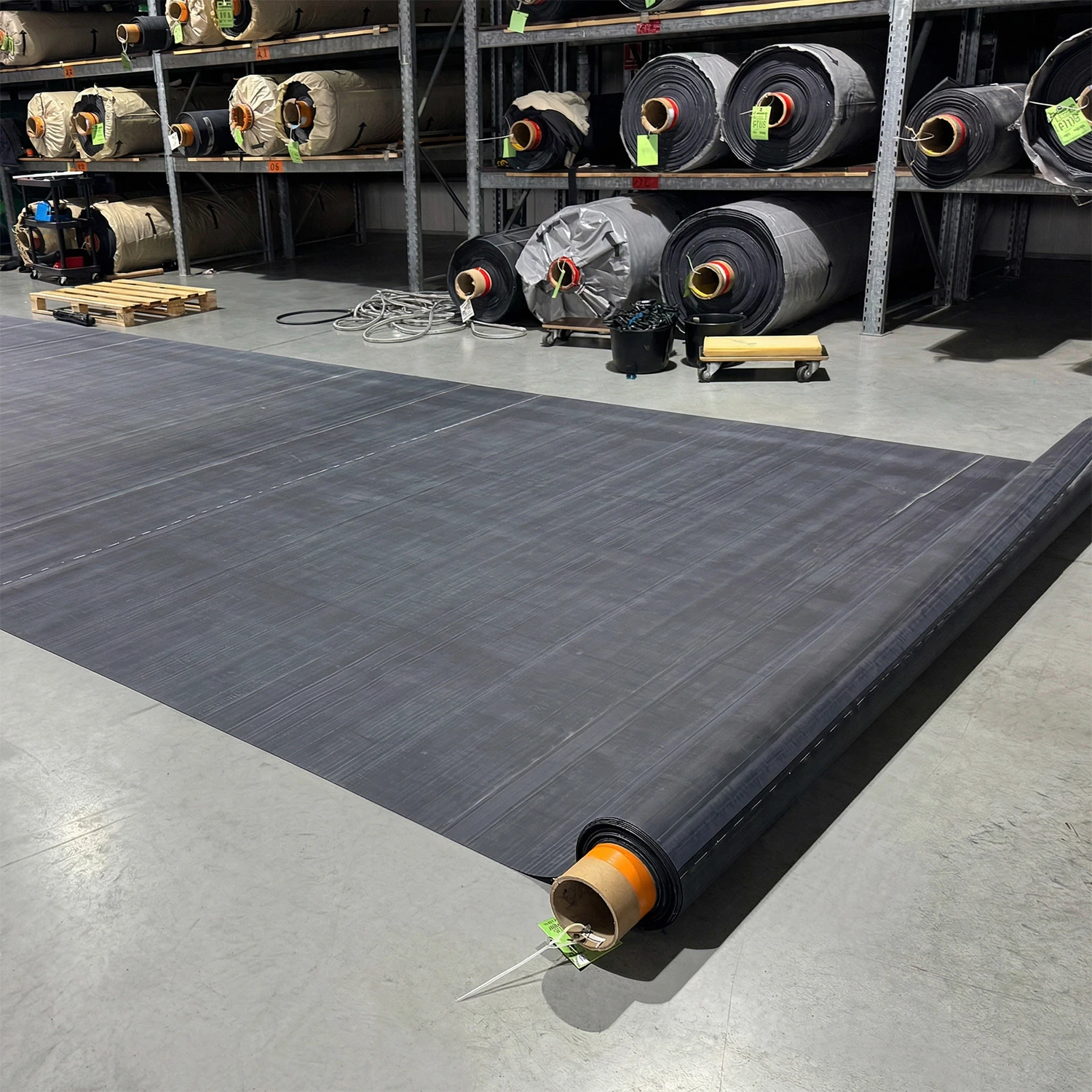 RubberBear EPDM-Teichfolie als Rolle, Premium-Kautschukfolie für sichere Abdichtung für Fische und Pflanzen.
